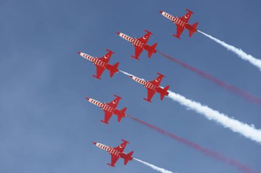 ESKISEHIR, TURKEY - 12 Eylül 2021: Türk Yıldızları, Türk Hava Kuvvetleri akrobatik gösteri ekibi Sivrihisar SHG Airshow 'da sergileniyor