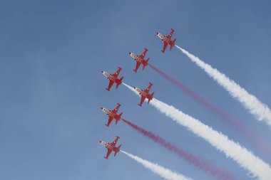 ESKISEHIR, TURKEY - 12 Eylül 2021: Türk Yıldızları, Türk Hava Kuvvetleri akrobatik gösteri ekibi Sivrihisar SHG Airshow 'da sergileniyor