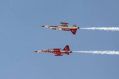 ESKISEHIR, TURKEY - 12 Eylül 2021: Türk Yıldızları, Türk Hava Kuvvetleri akrobatik gösteri ekibi Sivrihisar SHG Airshow 'da sergileniyor