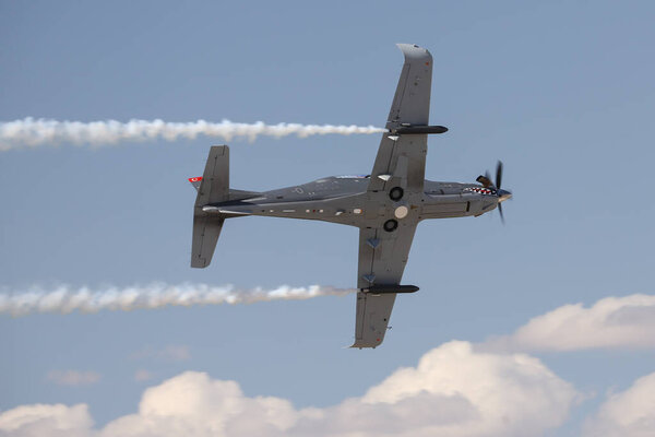 ESKISEHIR, TURKEY - 12 сентября 2021: Турецкие ВВС TAI Hurkas B дисплей в Sivrihisar SHG Airshow