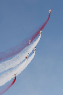 ESKISEHIR, TURKEY - 12 Eylül 2021: Türk Yıldızları, Türk Hava Kuvvetleri akrobatik gösteri ekibi Sivrihisar SHG Airshow 'da sergileniyor