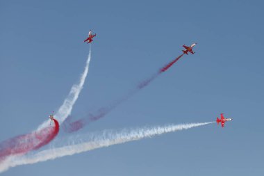 ESKISEHIR, TURKEY - 12 Eylül 2021: Türk Yıldızları, Türk Hava Kuvvetleri akrobatik gösteri ekibi Sivrihisar SHG Airshow 'da sergileniyor
