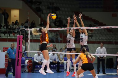 ISTANBUL, TURKEY - Eylül 09, 2021: Burhan Felek Spor Salonu 'nda Galatasaray PTT Sultanlar Ligi maçına karşı