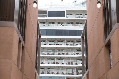 Beyaz ve Büyük Gemi Ayrıntıları