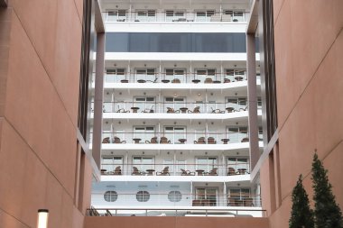 Beyaz ve Büyük Gemi Ayrıntıları