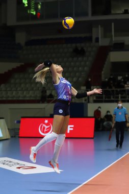 ISTANBUL, TURKEY - SEPTEMBER 09, 2021: Janset Cemre Erkul, Burhan Felek Spor Salonu 'nda Türk Hava Yolları - Aydın Buyuksehir Belediyespor Sultanlar Ligi karşılaşmasında hizmet verdi
