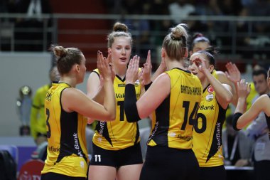 ISTANBUL, TURKEY - EYLÜL 05, 2021: Vakıfbank - Eczacibasi Şampiyonlar Kupası maçı Burhan Felek Spor Salonu
