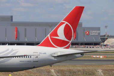 ISTANBUL, TURKEY - Ekim 05, 2021: Türk Hava Yolları Boeing 777-3F2ER (CN 40791) İstanbul Uluslararası Havaalanına indi.