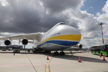 İSTANBUL, TURKEY - ECTOBER 05, 2021: Antonov Havayolları Antonov An-225 Mriya, İstanbul Uluslararası Havaalanı.