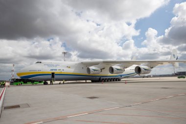 İSTANBUL, TURKEY - ECTOBER 05, 2021: Antonov Havayolları Antonov An-225 Mriya, İstanbul Uluslararası Havaalanı.
