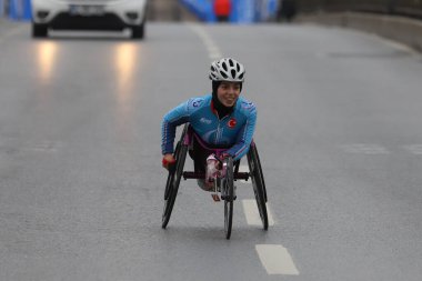 İSTANBUL, TURKEY - Kasım 07, 2021: 43 'te kötürüm sporcu. Bir yarışta iki kıtayı kapsayan İstanbul maratonu.