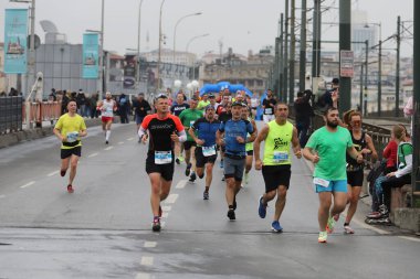 İSTANBUL, TURKEY - Kasım 07, 2021: 43 'te koşan sporcular. Bir yarışta iki kıtayı kapsayan İstanbul maratonu.