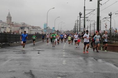 İSTANBUL, TURKEY - Kasım 07, 2021: 43 'te koşan sporcular. Bir yarışta iki kıtayı kapsayan İstanbul maratonu.