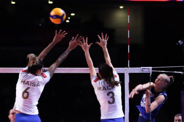 ANKARA, TURKEY - 19 Aralık 2021: Thaisa Menezes ve Macris Carneiro Fenerbahçe Opet-Itambe Minas maçı sırasında FiVB Voleybol Kadınlar Kulübü Dünya Şampiyonası 'nda üçüncü sırada