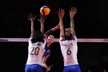 ANKARA, TURKEY - 19 Aralık 2021: Thaisa Menezes ve Danielle Cuttino, Fenerbahçe Opet-Itambe Minas maçı sırasında FiVB Voleybol Kadınlar Kulübü Dünya Şampiyonası 'nda üçüncü sırada