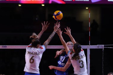 ANKARA, TURKEY - 19 Aralık 2021: Thaisa Menezes ve Macris Carneiro Fenerbahçe Opet-Itambe Minas maçı sırasında FiVB Voleybol Kadınlar Kulübü Dünya Şampiyonası 'nda üçüncü sırada