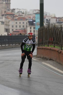 İSTANBUL, TURKEY - Kasım 07, 2021: 43 'te patenci. Bir yarışta iki kıtayı kapsayan İstanbul maratonu.