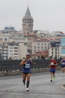 İSTANBUL, TURKEY - Kasım 07, 2021: 43 'te koşan sporcular. Bir yarışta iki kıtayı kapsayan İstanbul maratonu.