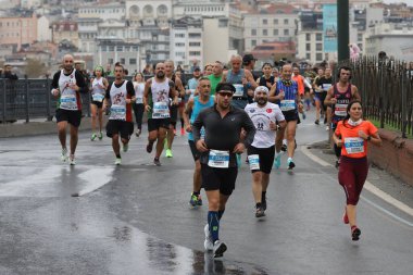 İSTANBUL, TURKEY - Kasım 07, 2021: 43 'te koşan sporcular. Bir yarışta iki kıtayı kapsayan İstanbul maratonu.