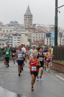 İSTANBUL, TURKEY - Kasım 07, 2021: 43 'te koşan sporcular. Bir yarışta iki kıtayı kapsayan İstanbul maratonu.