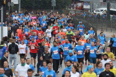 İSTANBUL, TURKEY - Kasım 07, 2021: 43 'te koşan sporcular. Bir yarışta iki kıtayı kapsayan İstanbul maratonu.