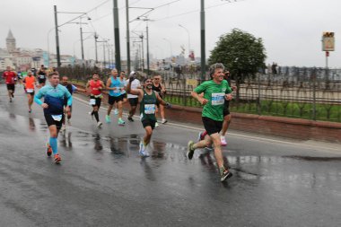 İSTANBUL, TURKEY - Kasım 07, 2021: 43 'te koşan sporcular. Bir yarışta iki kıtayı kapsayan İstanbul maratonu.