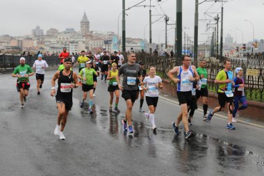 İSTANBUL, TURKEY - Kasım 07, 2021: 43 'te koşan sporcular. Bir yarışta iki kıtayı kapsayan İstanbul maratonu.