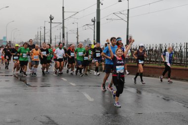 İSTANBUL, TURKEY - Kasım 07, 2021: 43 'te koşan sporcular. Bir yarışta iki kıtayı kapsayan İstanbul maratonu.