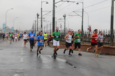 İSTANBUL, TURKEY - Kasım 07, 2021: 43 'te koşan sporcular. Bir yarışta iki kıtayı kapsayan İstanbul maratonu.