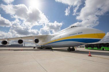 İSTANBUL, TURKEY - ECTOBER 05, 2021: Antonov Havayolları Antonov An-225 Mriya, İstanbul Uluslararası Havaalanı.