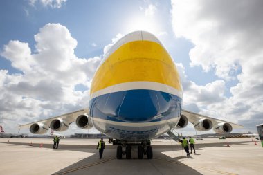 İSTANBUL, TURKEY - ECTOBER 05, 2021: Antonov Havayolları Antonov An-225 Mriya, İstanbul Uluslararası Havaalanı.
