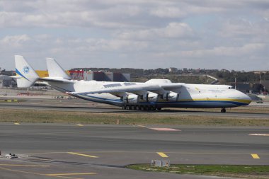 İSTANBUL, TURKEY - ECTOBER 05, 2021: Antonov Havayolları Antonov An-225 Mriya İstanbul Uluslararası Havaalanına indi.