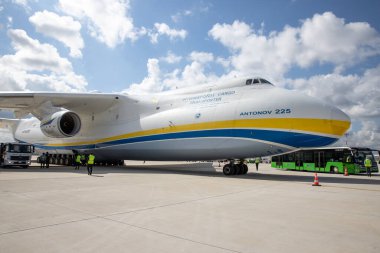İSTANBUL, TURKEY - ECTOBER 05, 2021: Antonov Havayolları Antonov An-225 Mriya, İstanbul Uluslararası Havaalanı.