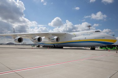 İSTANBUL, TURKEY - ECTOBER 05, 2021: Antonov Havayolları Antonov An-225 Mriya, İstanbul Uluslararası Havaalanı.