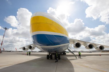 İSTANBUL, TURKEY - ECTOBER 05, 2021: Antonov Havayolları Antonov An-225 Mriya, İstanbul Uluslararası Havaalanı.