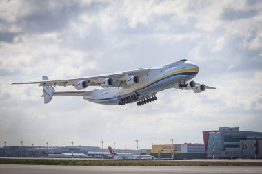 İSTANBUL, TURKEY - ECTOBER 05, 2021: Antonov Havayolları Antonov An-225 Mriya İstanbul Uluslararası Havaalanından havalandı.