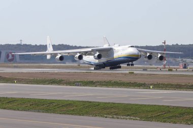 İSTANBUL, TURKEY - ECTOBER 05, 2021: Antonov Havayolları Antonov An-225 Mriya İstanbul Uluslararası Havaalanına indi.