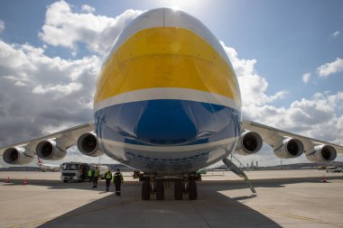 İSTANBUL, TURKEY - ECTOBER 05, 2021: Antonov Havayolları Antonov An-225 Mriya, İstanbul Uluslararası Havaalanı.