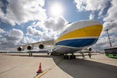 İSTANBUL, TURKEY - ECTOBER 05, 2021: Antonov Havayolları Antonov An-225 Mriya, İstanbul Uluslararası Havaalanı.
