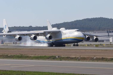 İSTANBUL, TURKEY - ECTOBER 05, 2021: Antonov Havayolları Antonov An-225 Mriya İstanbul Uluslararası Havaalanına indi.