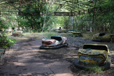 Çarpışan Arabalar, Çernobil Yasaklama Bölgesi 'ndeki Pripyat Kasabası, Çernobil, Ukrayna