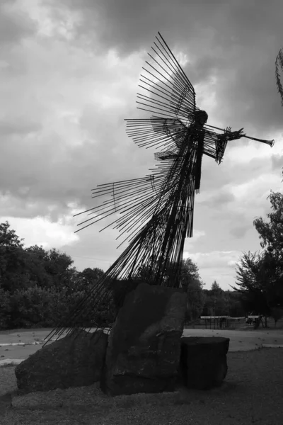 乌克兰切尔诺贝利禁区内的金属天使纪念碑 — 图库照片