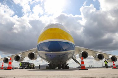 İSTANBUL, TURKEY - ECTOBER 05, 2021: Antonov Havayolları Antonov An-225 Mriya, İstanbul Uluslararası Havaalanı.