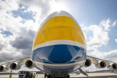 İSTANBUL, TURKEY - ECTOBER 05, 2021: Antonov Havayolları Antonov An-225 Mriya, İstanbul Uluslararası Havaalanı.