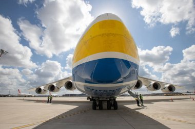 İSTANBUL, TURKEY - ECTOBER 05, 2021: Antonov Havayolları Antonov An-225 Mriya, İstanbul Uluslararası Havaalanı.