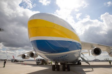 İSTANBUL, TURKEY - ECTOBER 05, 2021: Antonov Airlines Antonov An-225 Mriya, İstanbul Uluslararası Havaalanı. An-225, Rus kuvvetlerinin Şubat 2022 'de Hostomel Havaalanı' na saldırmasıyla yok edildi..