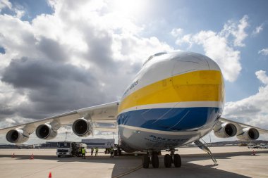 İSTANBUL, TURKEY - ECTOBER 05, 2021: Antonov Airlines Antonov An-225 Mriya, İstanbul Uluslararası Havaalanı. An-225, Rus kuvvetlerinin Şubat 2022 'de Hostomel Havaalanı' na saldırmasıyla yok edildi..