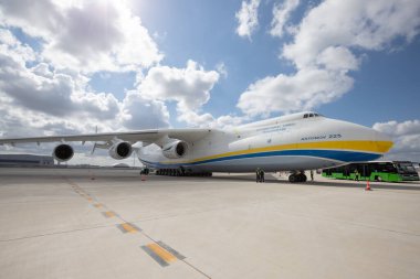 İSTANBUL, TURKEY - ECTOBER 05, 2021: Antonov Airlines Antonov An-225 Mriya, İstanbul Uluslararası Havaalanı. An-225, Rus kuvvetlerinin Şubat 2022 'de Hostomel Havaalanı' na saldırmasıyla yok edildi..