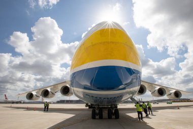 İSTANBUL, TURKEY - ECTOBER 05, 2021: Antonov Airlines Antonov An-225 Mriya, İstanbul Uluslararası Havaalanı. An-225, Rus kuvvetlerinin Şubat 2022 'de Hostomel Havaalanı' na saldırmasıyla yok edildi..