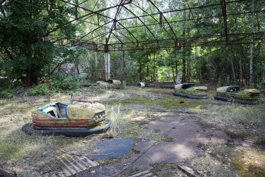 Çarpışan Arabalar, Çernobil Yasaklama Bölgesi 'ndeki Pripyat Kasabası, Çernobil, Ukrayna